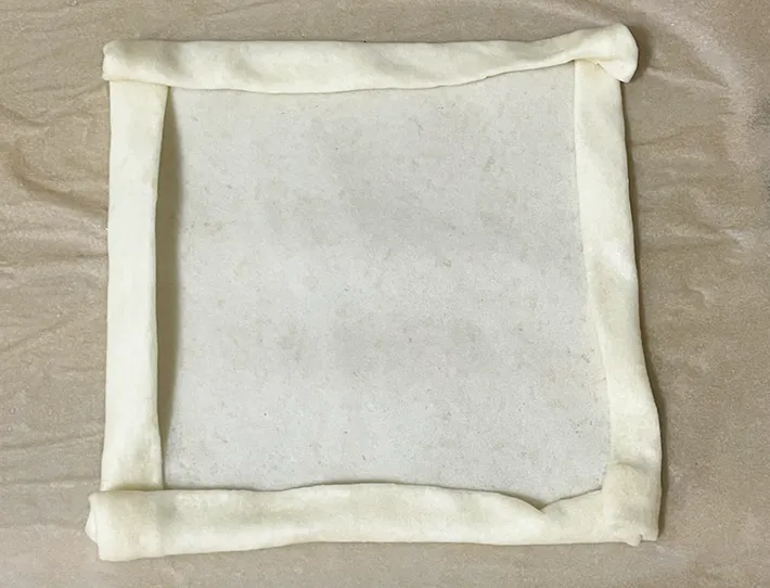 春巻きの皮の4辺を折る写真（撮影：grapeフード編集部）