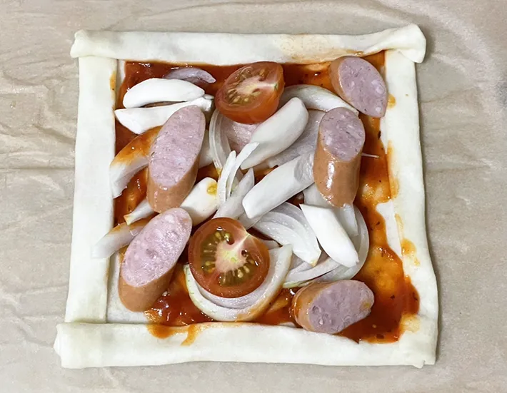 春巻きの皮に具材をのせる写真（撮影：grapeフード編集部）