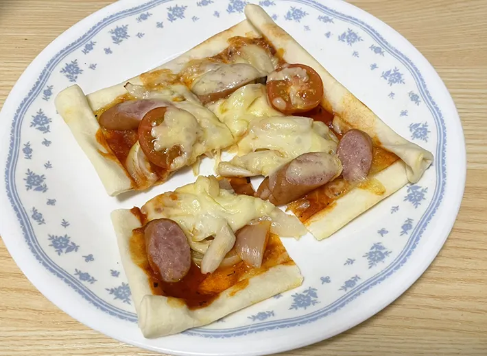 焼き上がったピザをカットした写真（撮影：grapeフード編集部）
