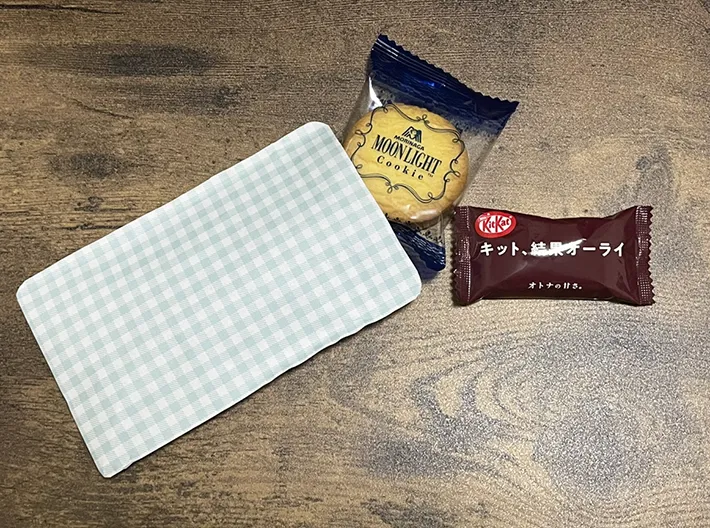 チャック袋とお菓子の写真（撮影：grapeライフハック編集部）