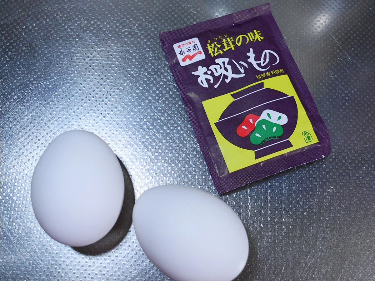 卵とお吸い物のもと（撮影：grapeフード編集部）