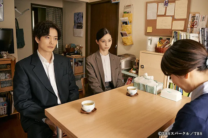 『田鎖ブラザーズ』に出演する岡田将生さんと中条あやみさんが写る場面写真