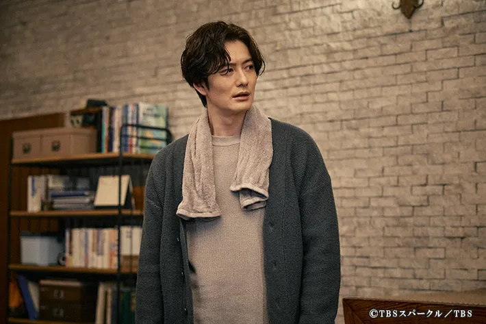 『田鎖ブラザーズ』に出演する岡田将生さんが写る場面写真