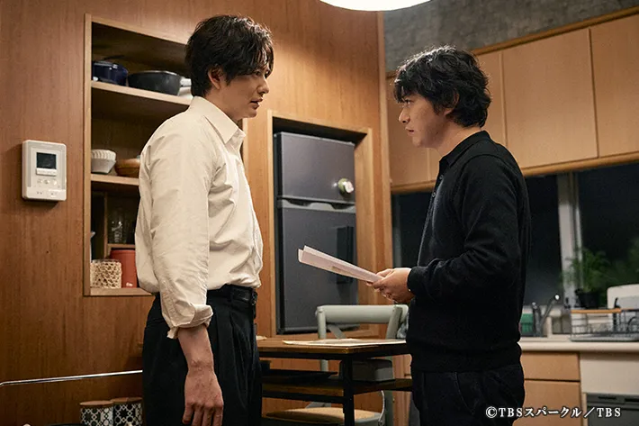 『田鎖ブラザーズ』に出演する岡田将生さんと染谷将太さんが写る場面写真