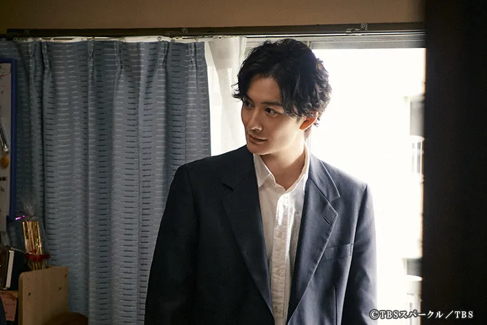 『田鎖ブラザーズ』に出演する岡田将生さんが写る場面写真