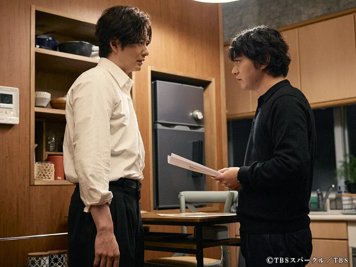『田鎖ブラザーズ』に出演する岡田将生さんと染谷将太さんが写る場面写真