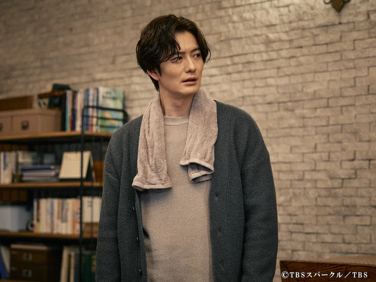 『田鎖ブラザーズ』に出演する岡田将生さんが写る場面写真