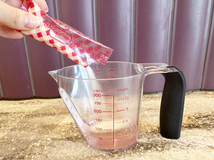 炭酸にゼラチンを混ぜる（撮影：grapeフード編集部）