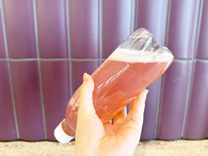 炭酸にゼラチンを混ぜる（撮影：grapeフード編集部）