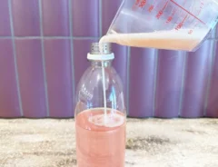 炭酸にゼラチンを混ぜる（撮影：grapeフード編集部）
