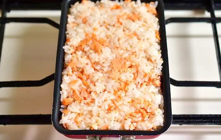 『鮭とチーズの玉子焼き器おにぎり』を作る写真（撮影：小泉明代）