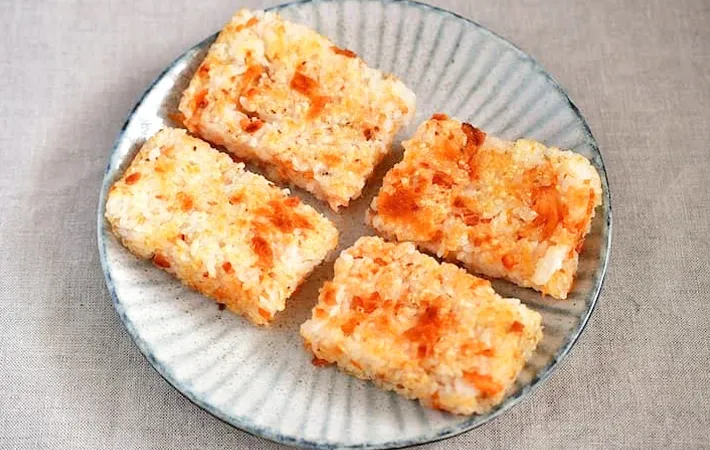 『鮭とチーズの玉子焼き器おにぎり』の完成写真（撮影：小泉明代）