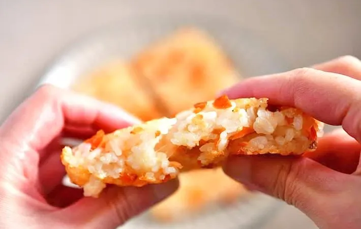 『鮭とチーズの玉子焼き器おにぎり』の完成写真（撮影：小泉明代）