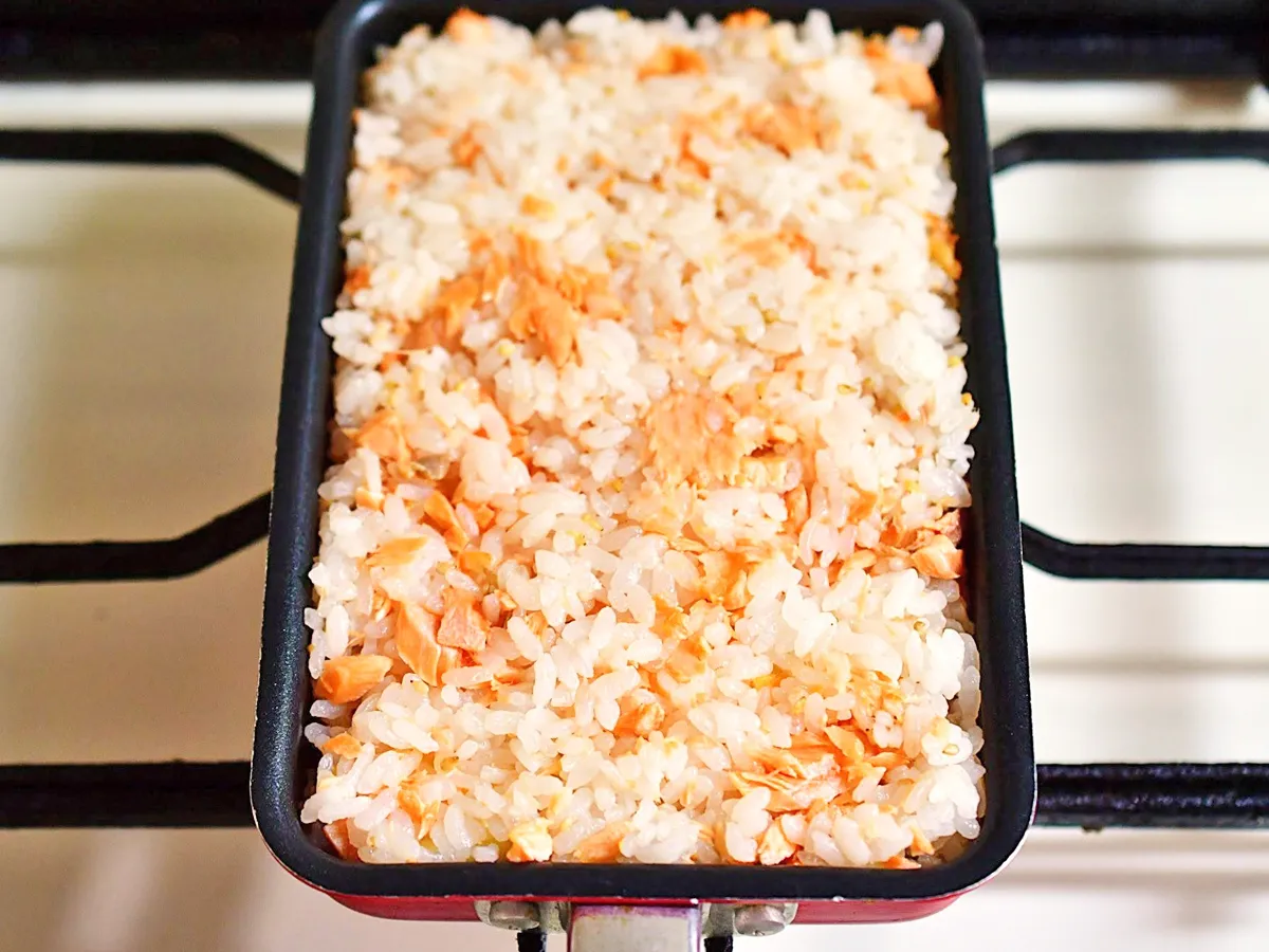 『鮭とチーズの玉子焼き器おにぎり』を作る写真（撮影：小泉明代）