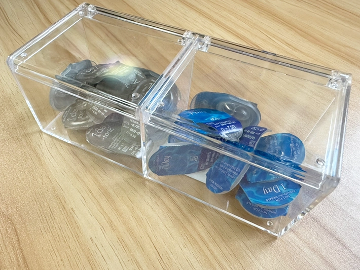 『クリアケース　ダブルタイプ』にコンタクトレンズを入れる（撮影：grapeライフハック編集部）