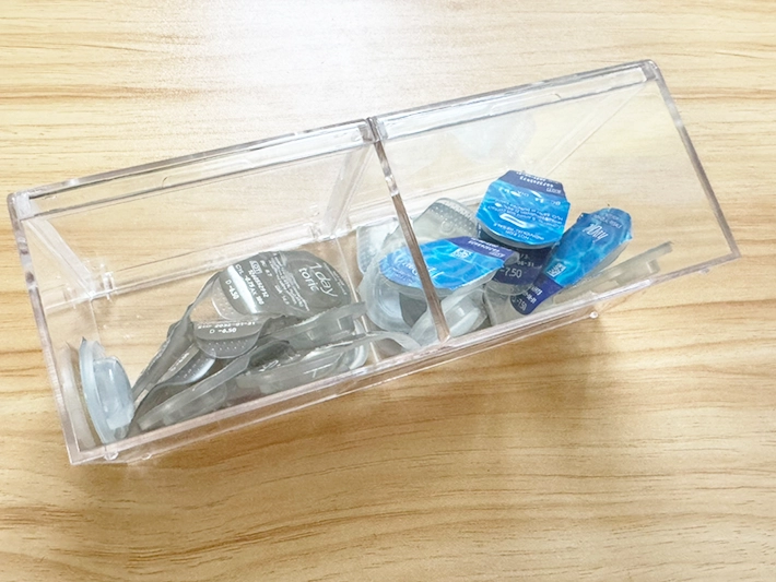 『クリアケース　ダブルタイプ』にコンタクトレンズを入れる（撮影：grapeライフハック編集部）