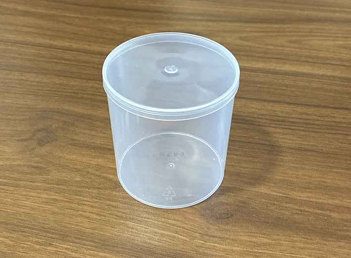 机に置かれた、使い終わった綿棒ケース（撮影：grapeライフハック編集部）