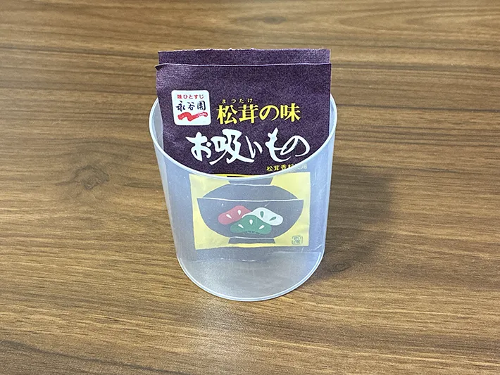 お吸い物の素の小袋を入れた綿棒ケース（撮影：grapeライフハック編集部）