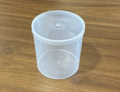 机に置かれた空の綿棒ケース（撮影：grapeライフハック編集部）