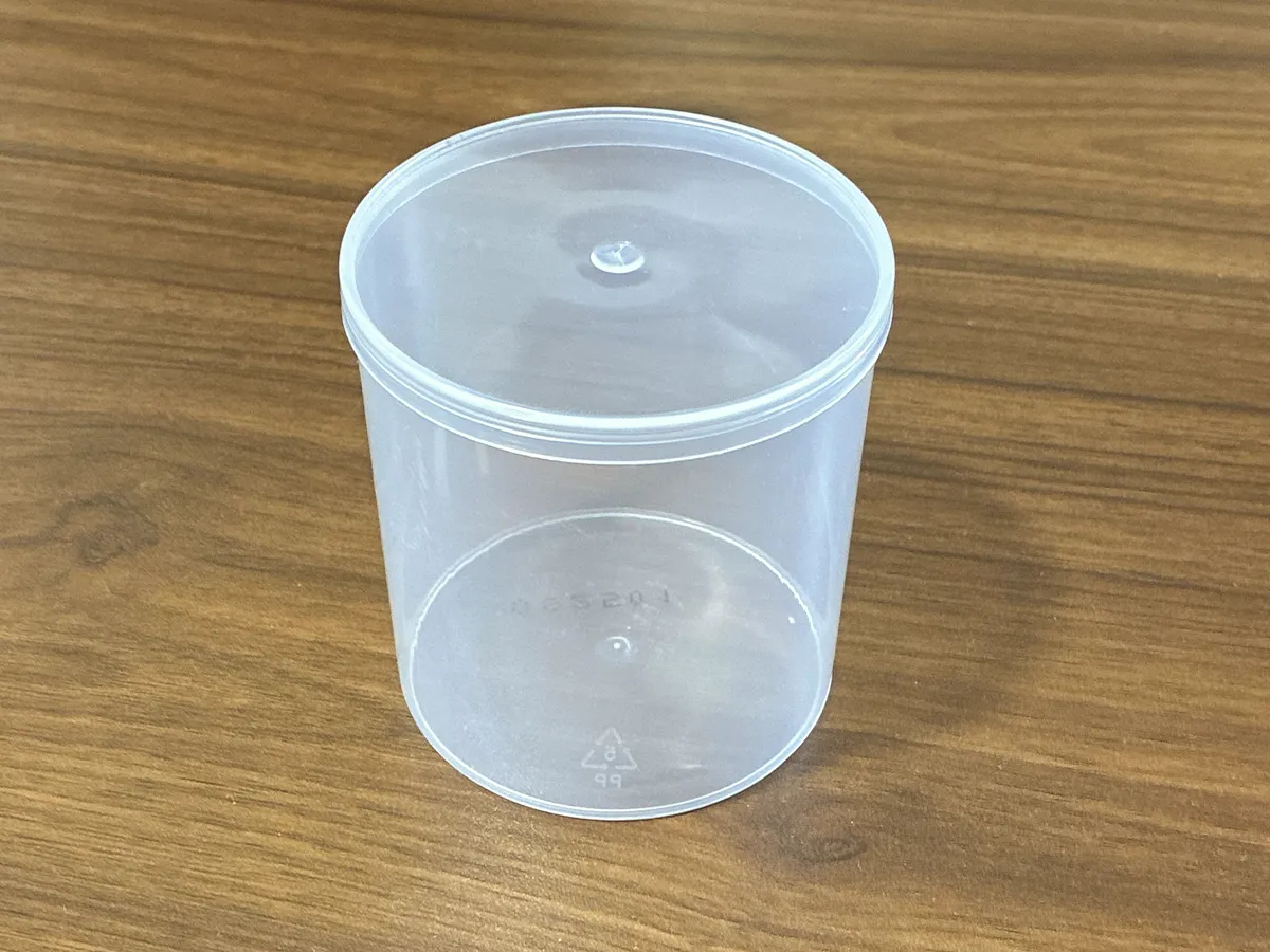 机に置かれた空の綿棒ケース(撮影:grapeライフハック編集部)