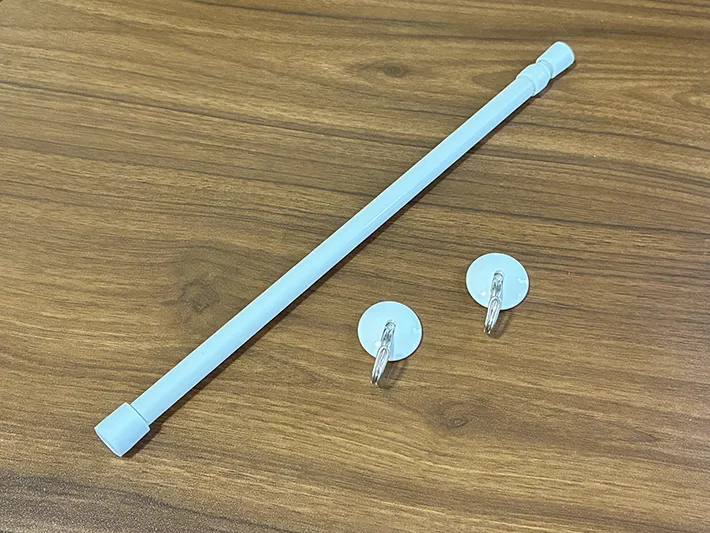 机に置かれたつっぱり棒とマグネットフック（撮影：grapeライフハック編集部）