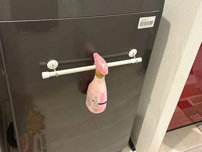 つっぱり棒にかけた消臭スプレー（撮影：grapeライフハック編集部）