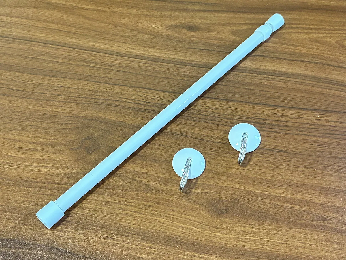 机に置かれたつっぱり棒とマグネットフック（撮影：grapeライフハック編集部）