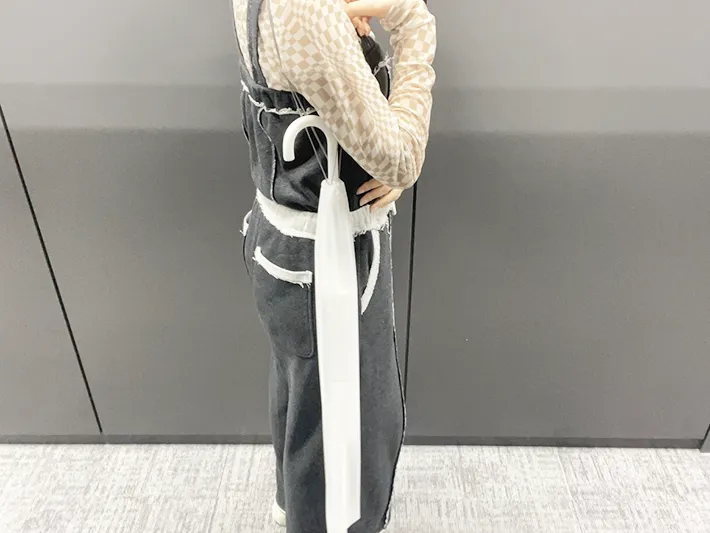 傘の肩掛けカバーを肩掛けする写真（撮影：grapeライフハック編集部）