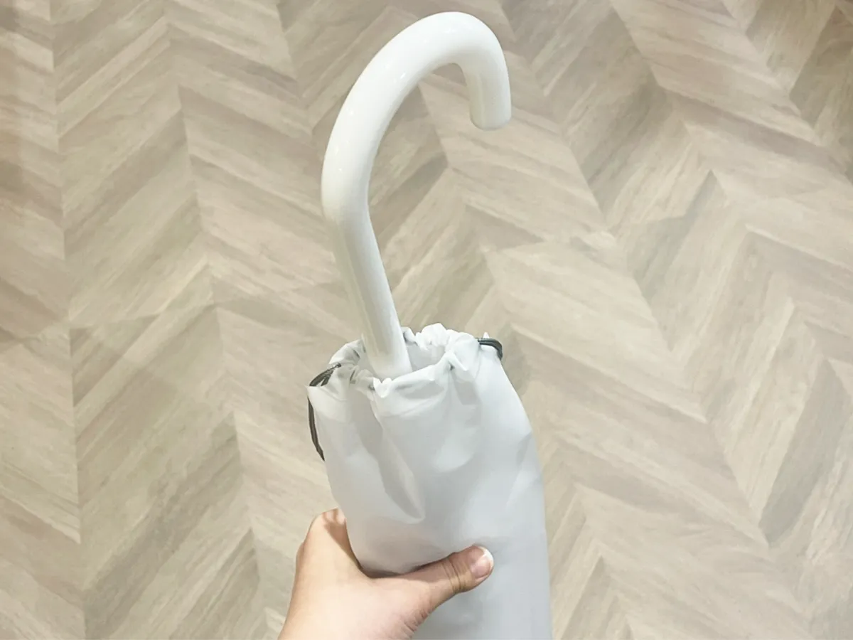 傘の肩掛けカバー入りの傘を持つ写真(撮影:grapeライフハック編集部)