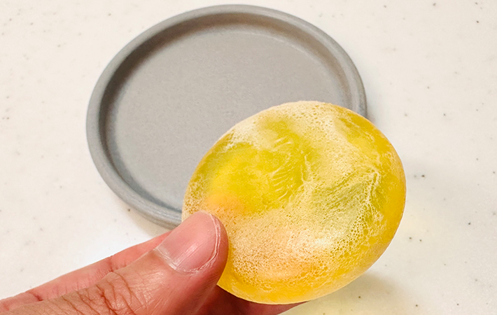 石けん置きと固形石けんの写真（撮影：grapeライフハック編集部）