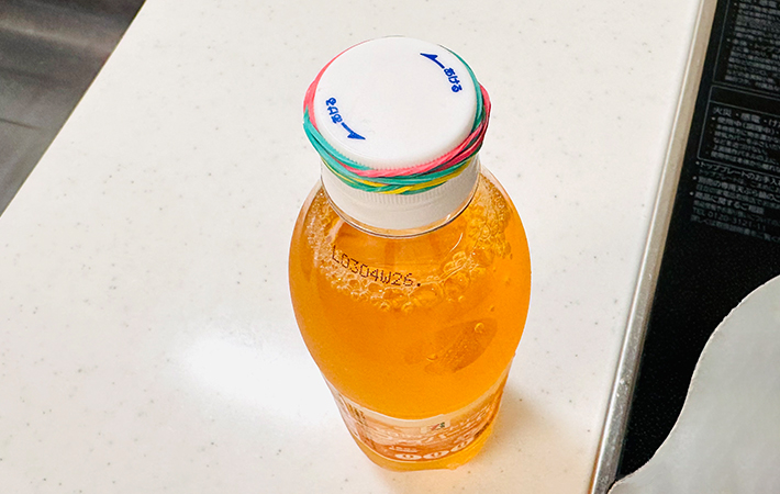 ペットボトルのキャップに輪ゴムをかけた写真（撮影：grapeライフハック編集部）