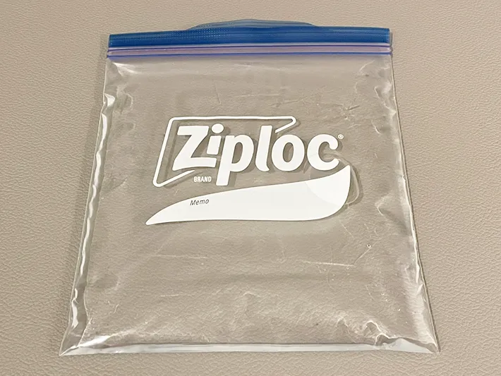 ジップロックに水を入れた写真（撮影：grapeライフハック編集部）