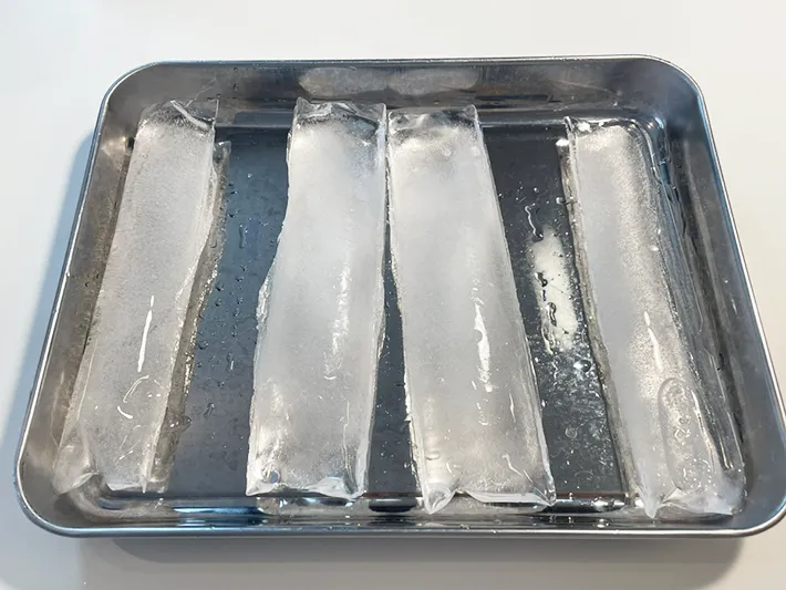 ジップロックで作った氷の写真（撮影：grapeライフハック編集部）