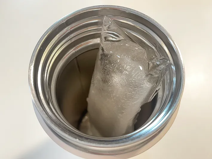 氷を水筒に入れた写真（撮影：grapeライフハック編集部）