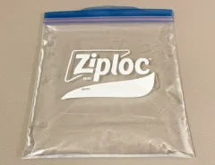 ジップロックに水を入れた写真（撮影：grapeライフハック編集部）