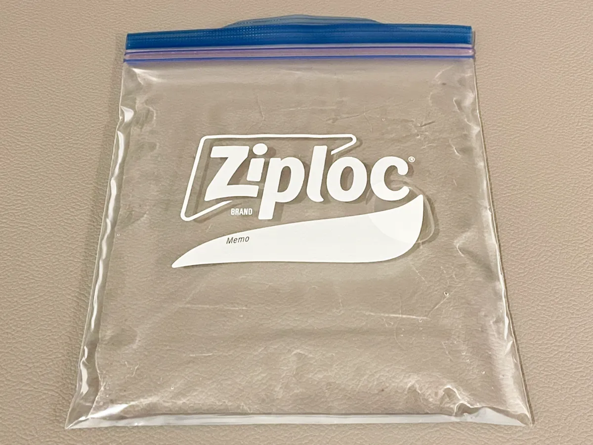 ジップロックに水を入れた写真(撮影:grapeライフハック編集部)