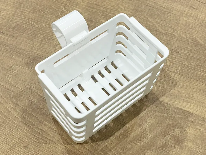 伸縮式水切りかご用小物入れの写真（撮影：grapeライフハック編集部）