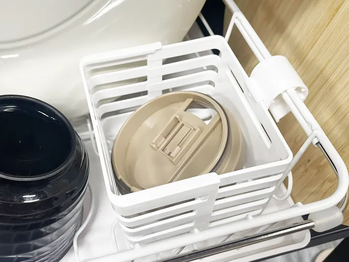 小物入れにタンブラーの蓋を入れた写真（撮影：grapeライフハック編集部）