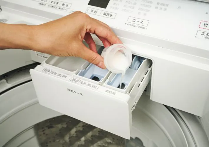 洗濯機に洗剤を入れる写真（撮影：Heulie）
