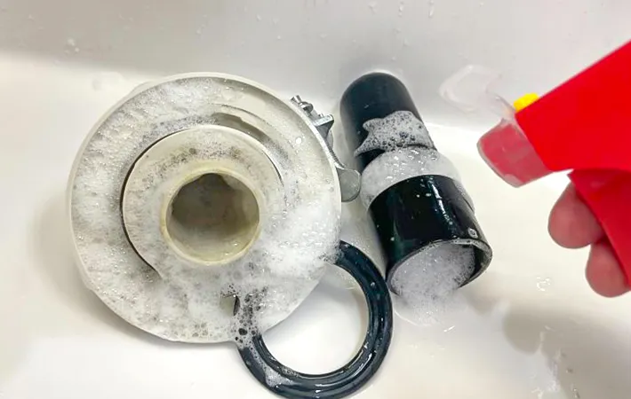 排水口を掃除する写真（撮影：Heulie）