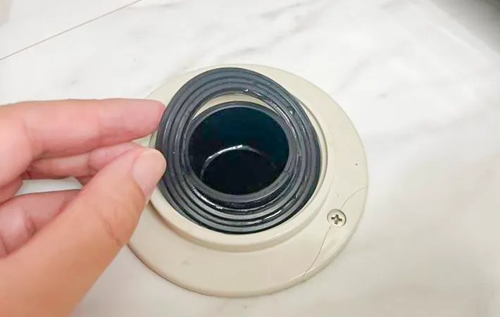 排水口を掃除する写真（撮影：Heulie）