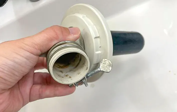 排水口を掃除する写真（撮影：Heulie）