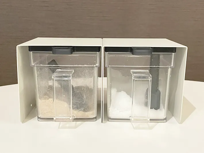 ブックスタンドU型に調味料を収納した写真（撮影：grapeライフハック編集部）