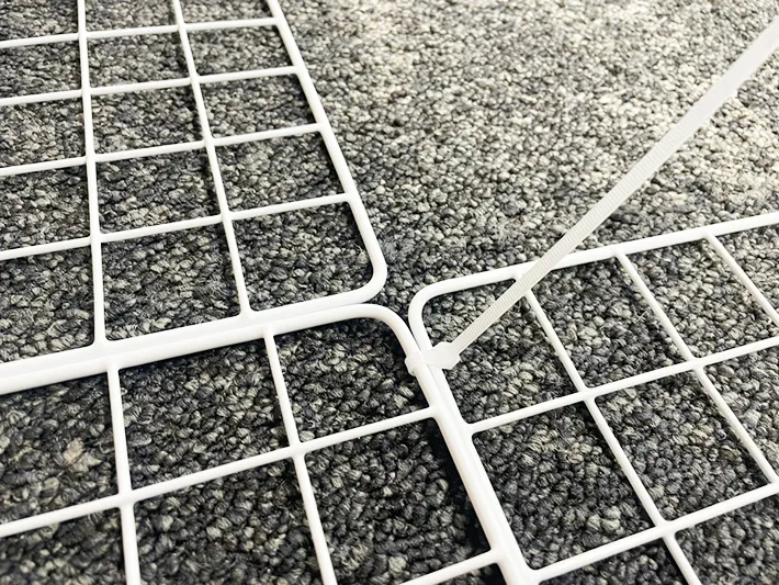 ワイヤーネットを結束バンドでくっつける写真（撮影：grapeライフハック編集部）