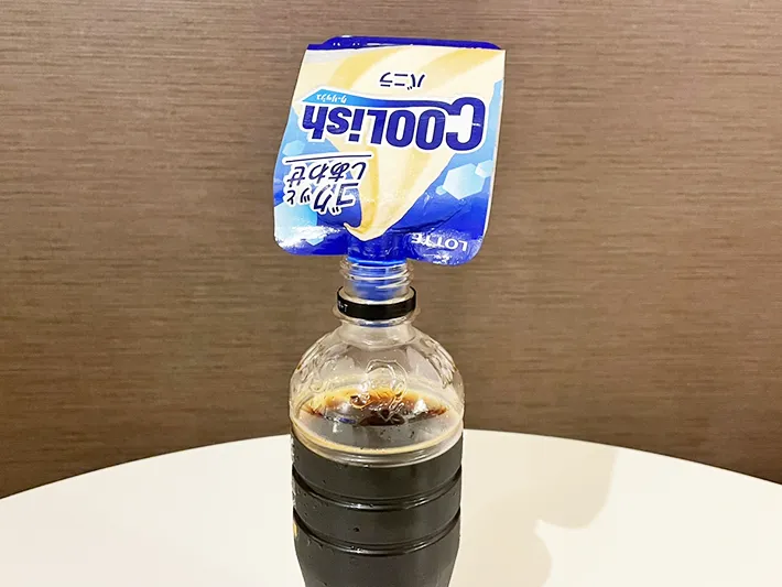 クーリッシュをコーヒーにセットした写真（撮影：grapeフード編集部）