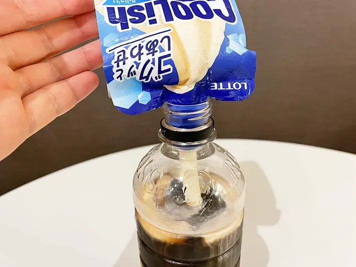 クーリッシュをコーヒーに入れる写真（撮影：grapeフード編集部）