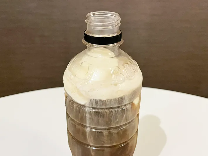 クーリッシュをコーヒーに入れた写真（撮影：grapeフード編集部）