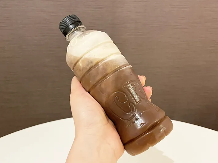 ペットボトルを振る写真（撮影：grapeフード編集部）
