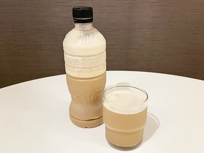 クーリッシュコーヒーをコップに注いだ写真（撮影：grapeフード編集部）