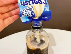 クーリッシュをコーヒーに入れる写真（撮影：grapeフード編集部）